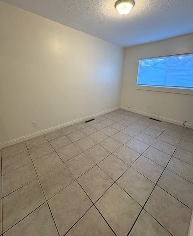 Building Photo - 1 Bedroom Multiplex Near Liberty Park!