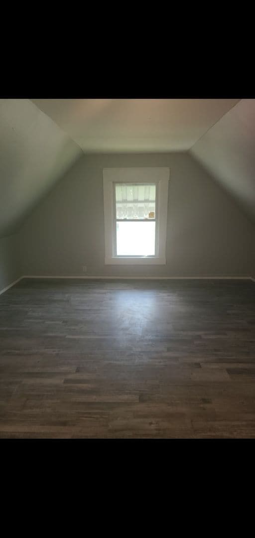 Building Photo - 4 Bed, 2 Bath/Remodled