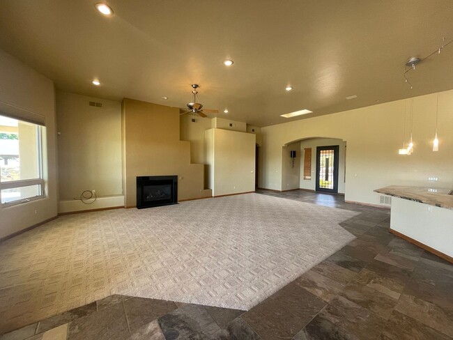 Building Photo - Gorgeous 3 Bedroom Home in Sonoma Ranch  *...