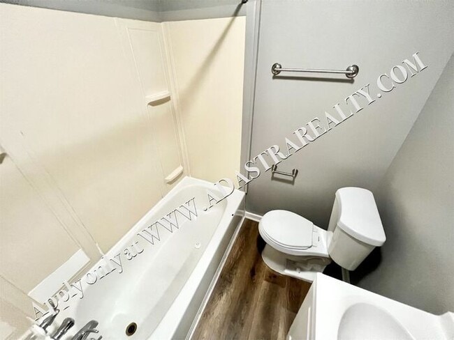 Building Photo - Cute and Affordable Olathe Apartment-Comin...