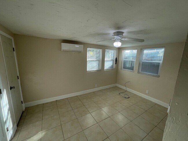 Building Photo - 125 Palm Pl