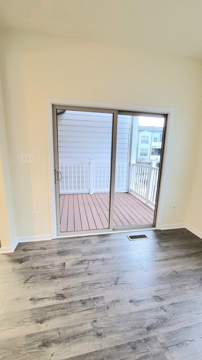 Building Photo - 18 S High St