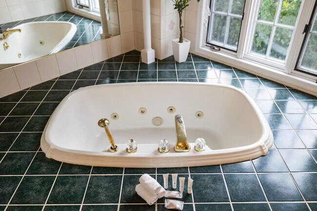 Building Photo - 321 Museum Village Rd