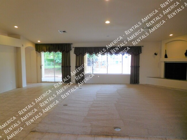 Building Photo - 5747 N 105th Ln