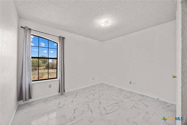 Building Photo - 2804 Cactus Dr