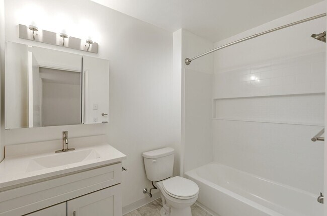 Building Photo - One Bedroom Prestige Style Apartment on th...