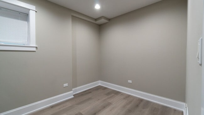 Building Photo - Contemporary 2-Bed, 2-Bath Garden Apartmen...
