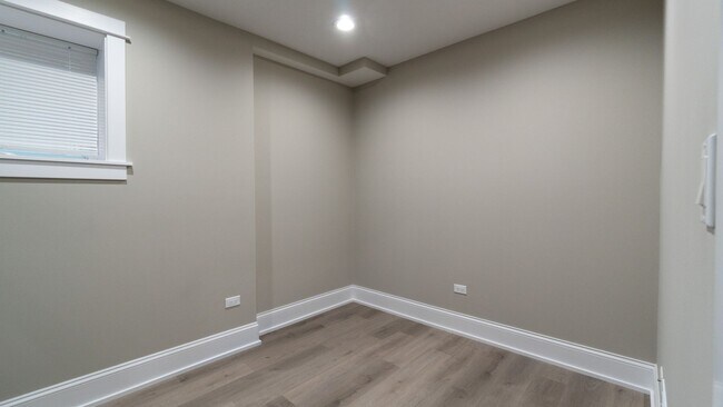 Building Photo - Contemporary 2-Bed, 2-Bath Garden Apartment in Uptown – Move-In Ready!