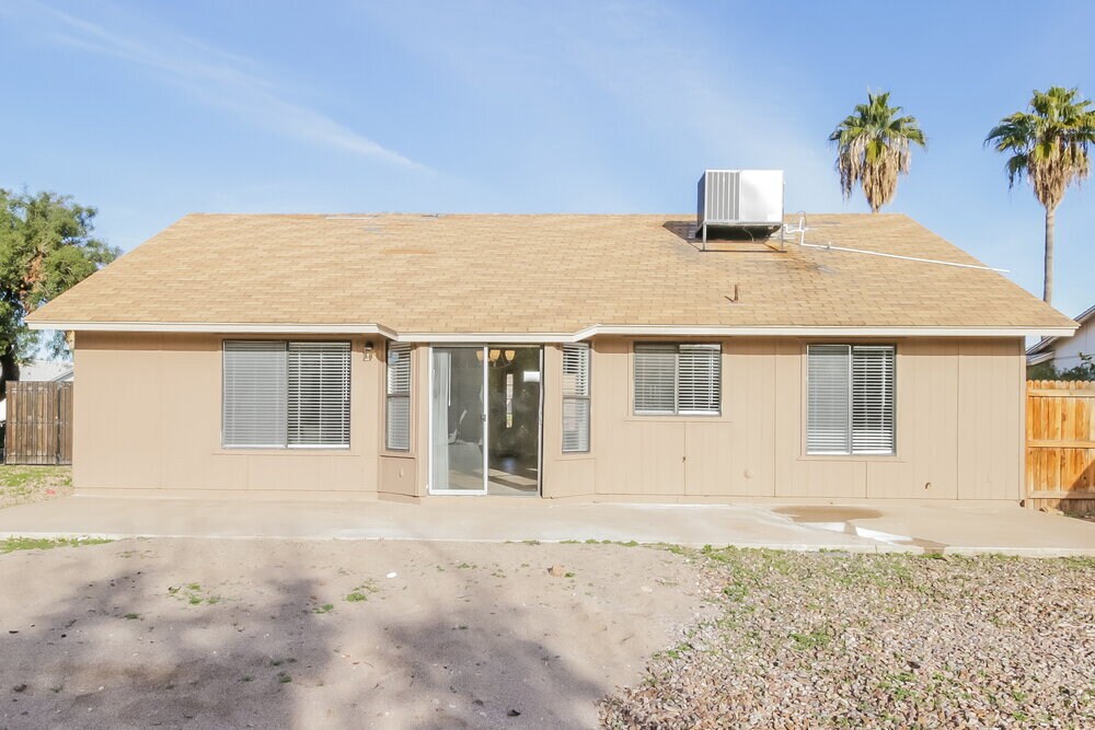 Building Photo - 657 W Shawnee Dr