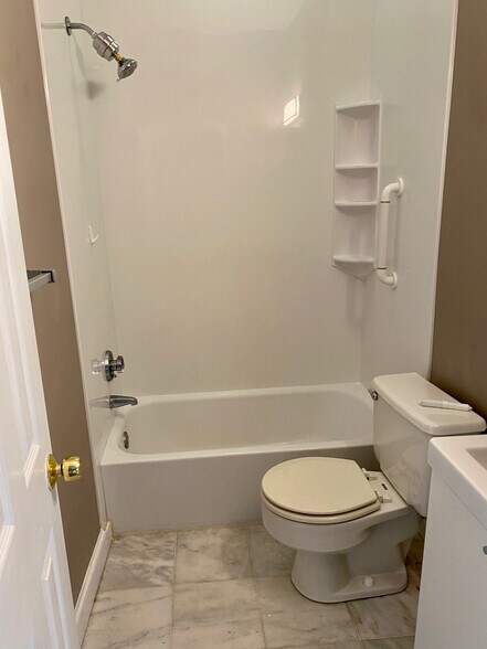 Building Photo - 387 Marlborough St