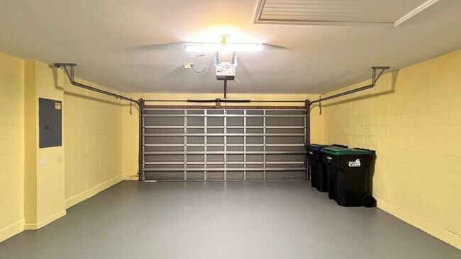 Building Photo - Upgraded Avalon Park 3 Bed/2.5 Bath Townhome!