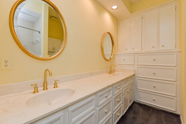 Building Photo - 1231 Creekford Cir