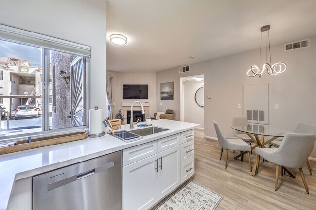 Building Photo - fully furnished, 1 bed, 1 bath condo in gated community