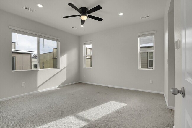 Building Photo - $3,230.95 with $300 off the first month's Rent - 4 Bedrooms, 3.5 Bathrooms, Townhouse in Broomfie...