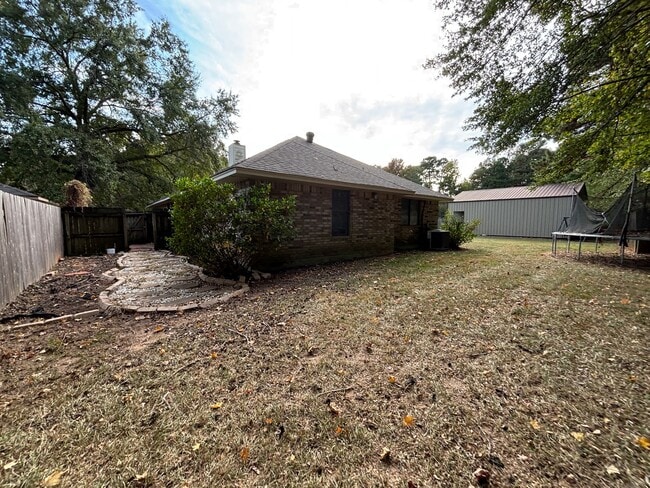 Building Photo - Rare Find in Haughton on double lot with H...