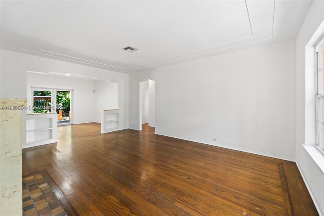 Building Photo - 911 NE 72nd Terrace