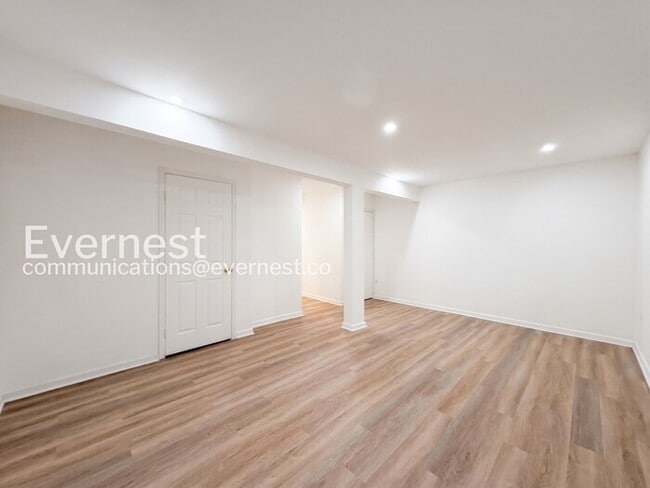 Building Photo - Spacious Town Home with Modern Amenities / 3 Beds & 2.5 Bath / Available Now!