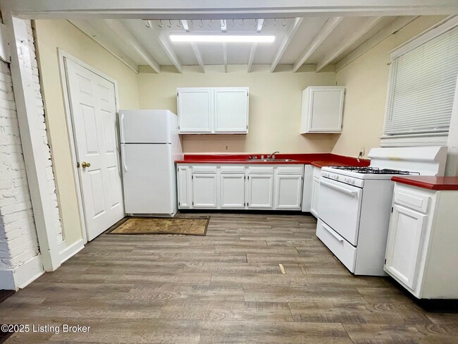 Building Photo - 415 W Ormsby Ave