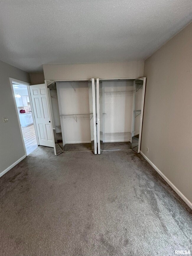 Building Photo - 5031 N Lakeside Pl