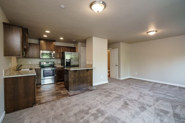 Building Photo - Easy I-205 Access - 3 Bedroom 2.5 Bath Townhouse