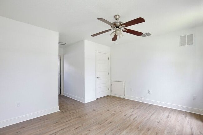 Building Photo - Lovely 3/2.5 Spacious Home with a Large Backyard in an Unbeatable Location near Downtown Orlando!