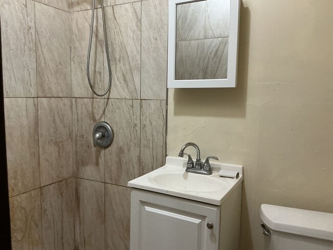 Building Photo - 4 Bedroom Single Family Home