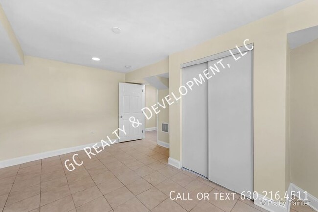 Building Photo - ***GARDEN UNIT / LAUNDRY HOOKUPS IN UNIT /...