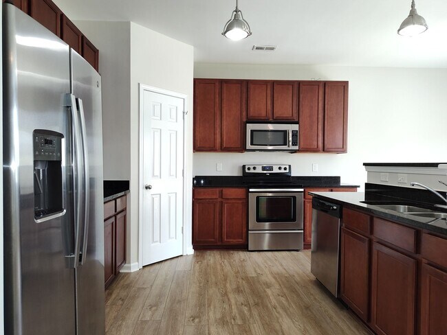 Building Photo - Pristine home located in the Woodbury comm...