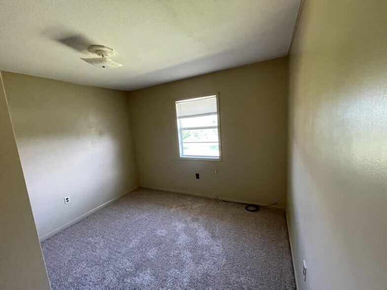 Building Photo - 403 S Vista Dr