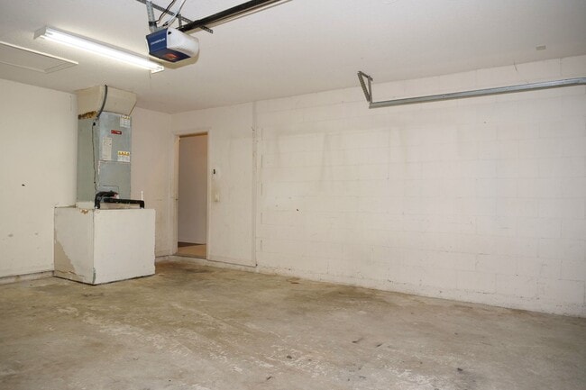 Building Photo - Spacious 4bd home available Now!