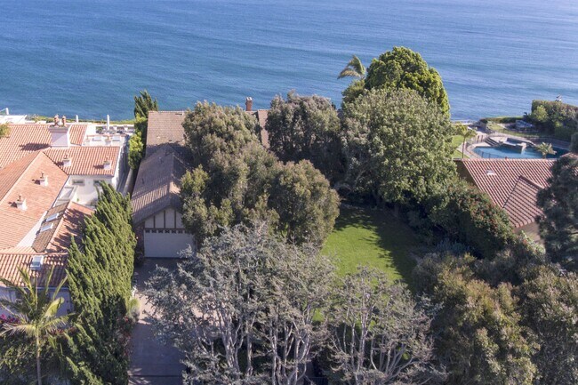 Building Photo - 29008 Cliffside Dr