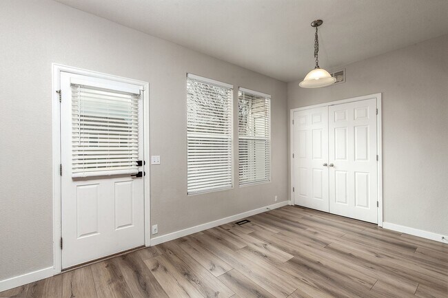 Building Photo - Stunning Townhouse for Rent