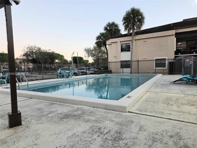 Building Photo - 680 W Park Dr