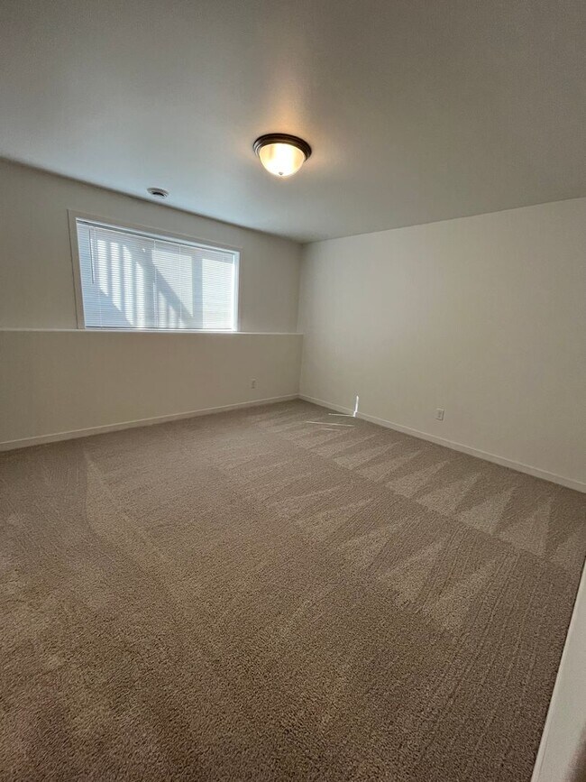 Building Photo - 3 Bed 3 Bath TownHome