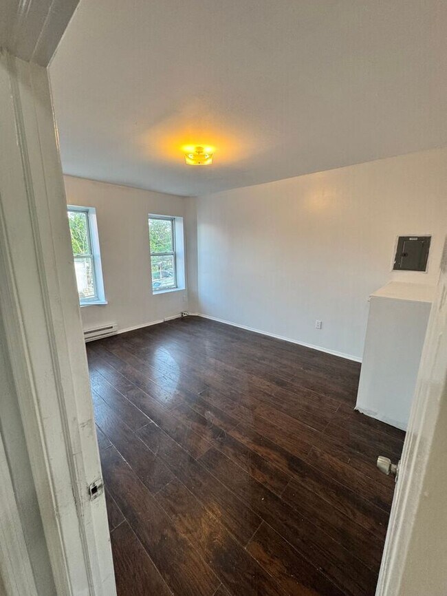 Building Photo - 3 Bedroom Apartment w Free Heat