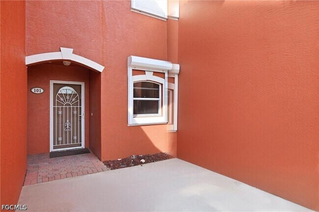 Building Photo - 728 Victoria Dr