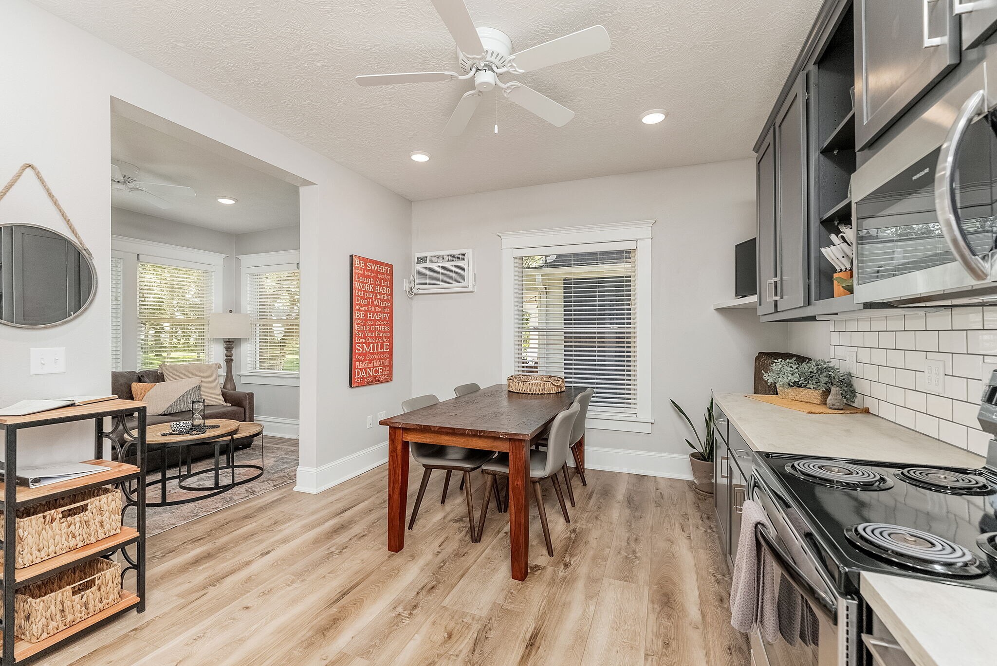 eat in kitchen - 709 S Phillips Ave