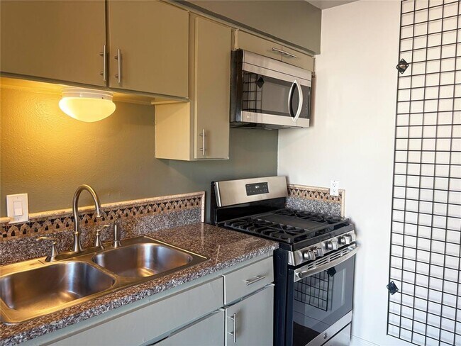 Building Photo - 620 S 1st St