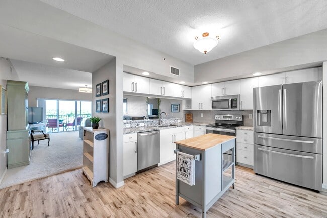 Building Photo - 1200 Country Club Dr