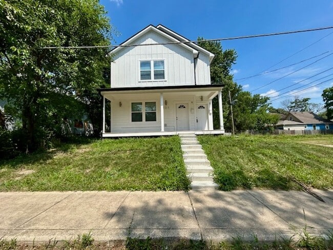 Primary Photo - Charming 3-Bedroom 2 Bathroom Duplex in th...