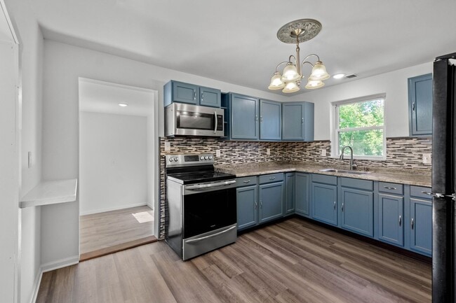 Building Photo - MOVE IN TODAY TO THIS UPDATED 3 BEDROOM HOUSE IN MOON TOWNSHIP! Move-in gift available, a brand-n...