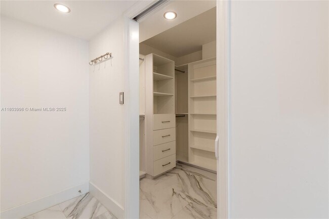 Building Photo - 1450 Brickell Bay Dr