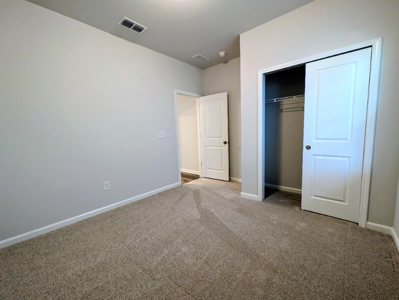 Building Photo - 684 Ben Ledi Ct