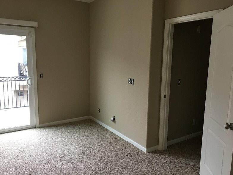 Building Photo - 3301 N Park Dr