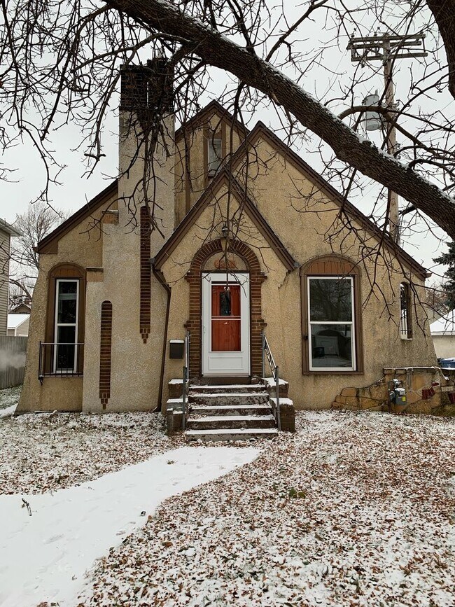 Building Photo - Spacious 6 bedroom house in Minneapolis!!