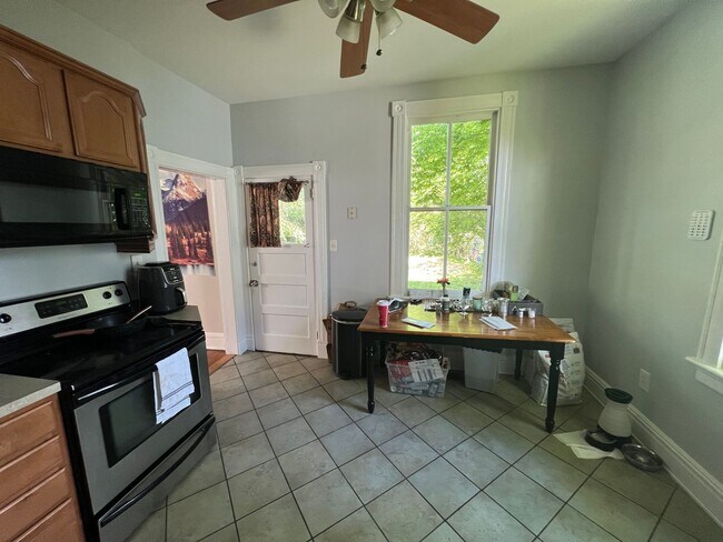 Building Photo - Gorgeous 3 bdrm/2.5 bath newly renovated h...
