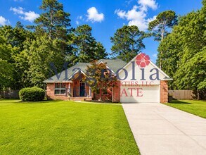 Building Photo - 3 bedrooms, 2 bathrooms in Richmond Hill's Oxford Subdivision