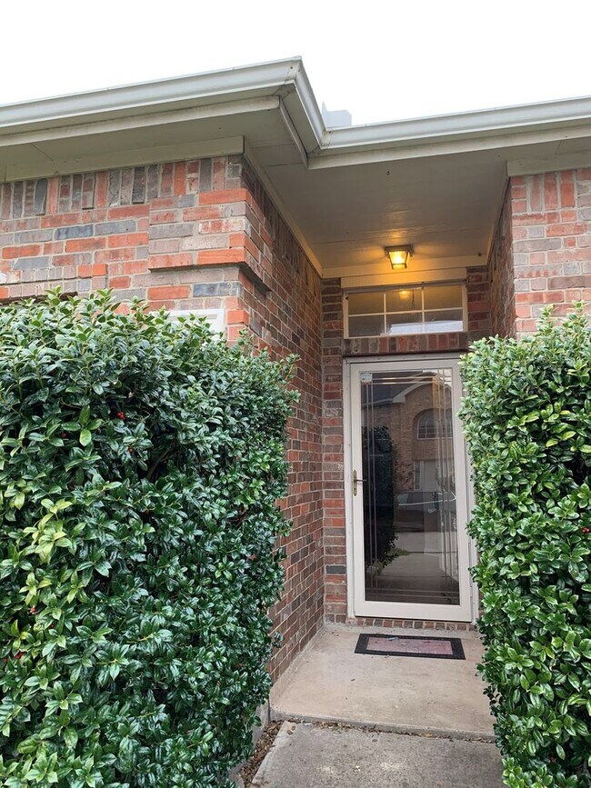 Building Photo - Beautiful 4 bedroom 2 bath home