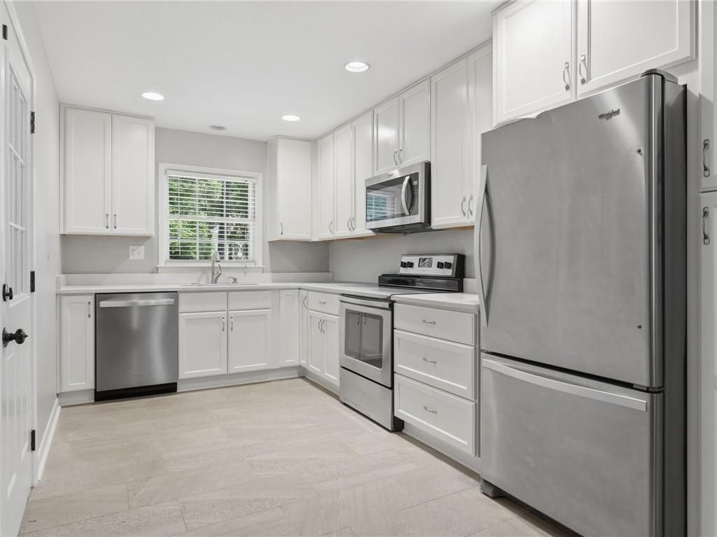 Building Photo - 1111 N Valley Dr