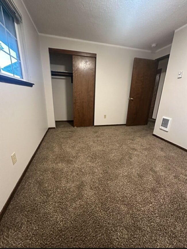 Building Photo - 3 Bed, 2 Bath Ranch in Hazel Dell!